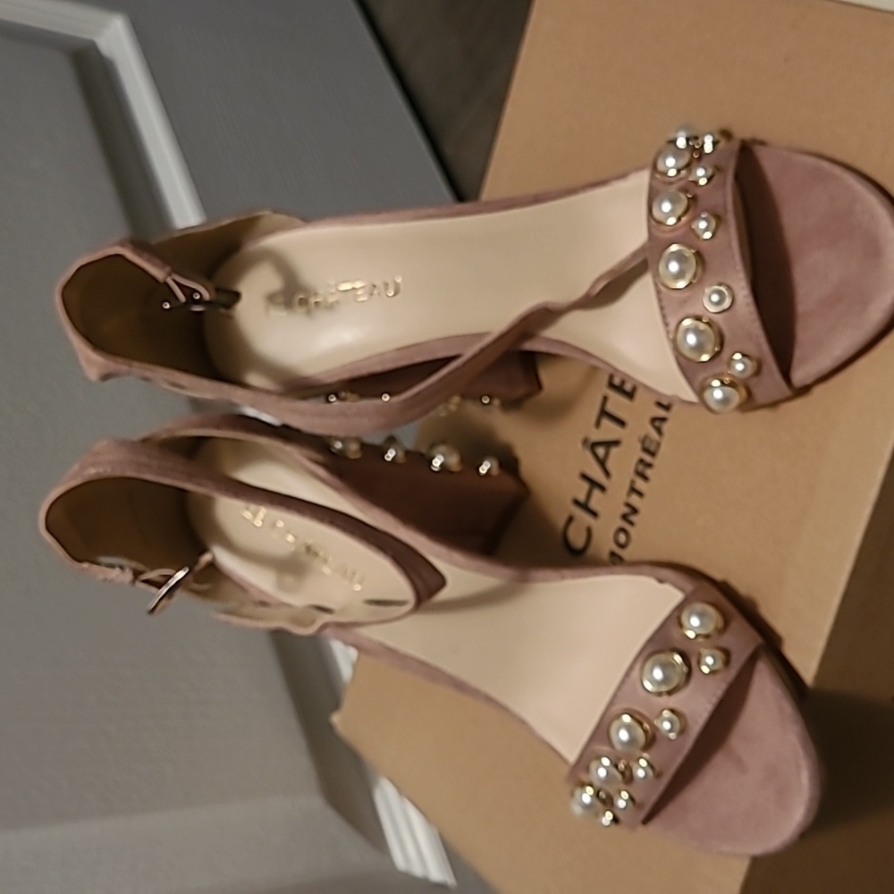 Sz 6 NIB  Le Chateau Pearl Block Heel Suede Light Tan